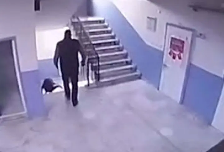 Okul müdürünün otizmli öğrenciyi itip, merdivenden düşürdüğü iddiasına soruşturma