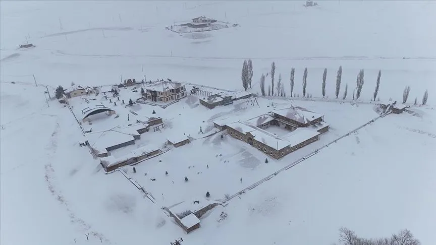 Bayburt'taki Kenan Yavuz Etnografya Müzesi beyaz örtüyle kaplandı