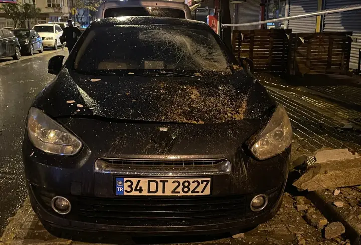 İstanbul -Bahçelievler’de tahliye edilen binanın balkonu çöktü