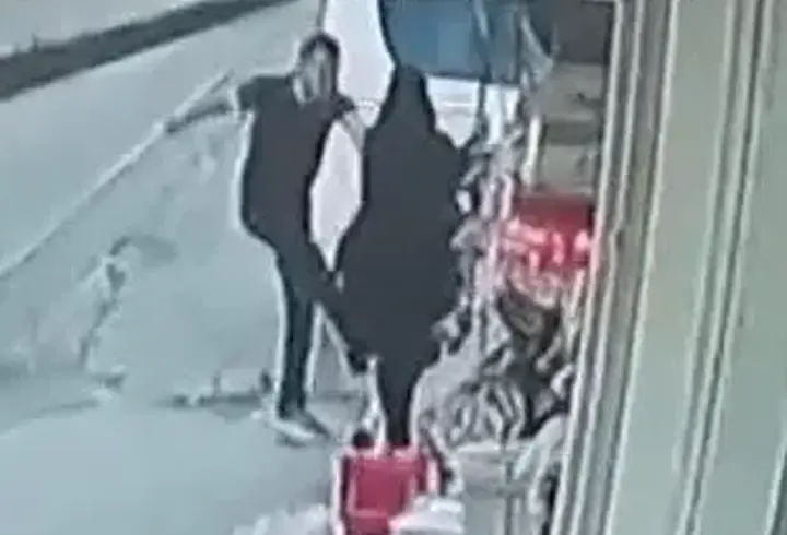 İstanbul - Arnavutköy'de sokak ortasında boşanma aşamasındaki eşini darbetti