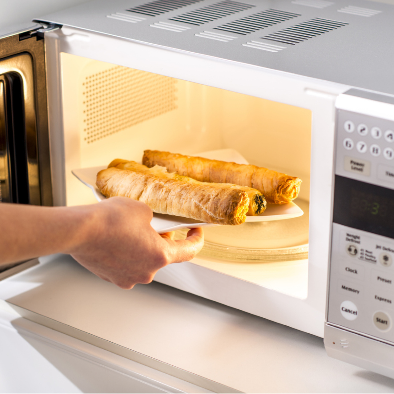 Mikrodalgada ısıtılan yemek zararlı mı?