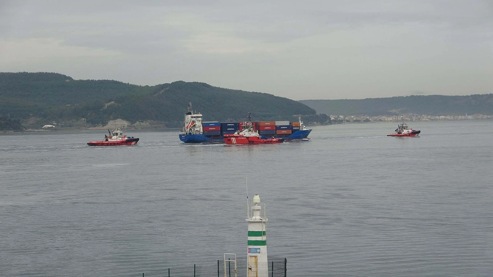 Çanakkale Boğazı'nda bekleyen arızalı gemi çekildi
