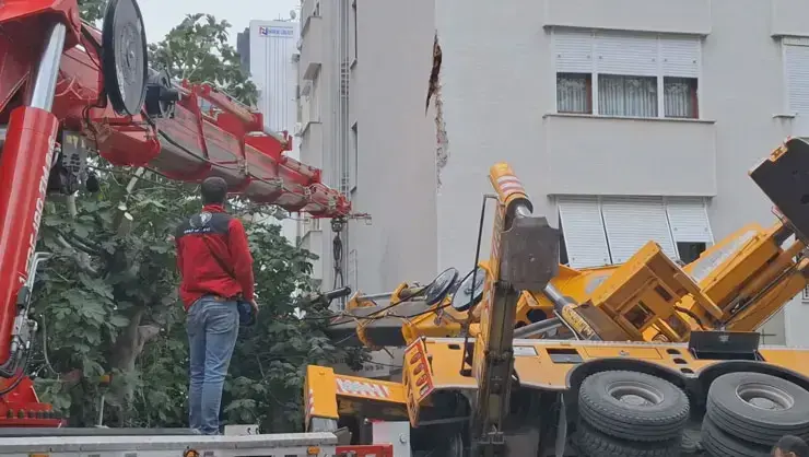 Kadıköy'de Vinç 11 Katlı Binaya Çarptı
