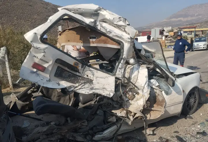 Hatay'da feci kaza: TIR, ışıkta bekleyen 5 aracı biçti
