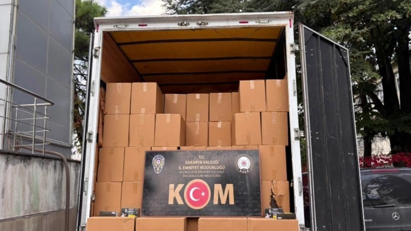 Sakarya'da makaron operasyonu: 3 milyon 250 bin kaçak ürüne el koyuldu