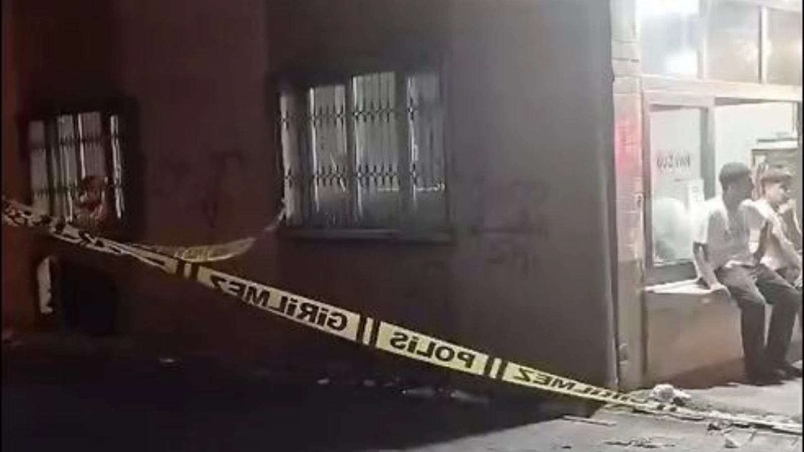 Adana'da bir vatandaş sokakta darbedilip bıçaklandı 