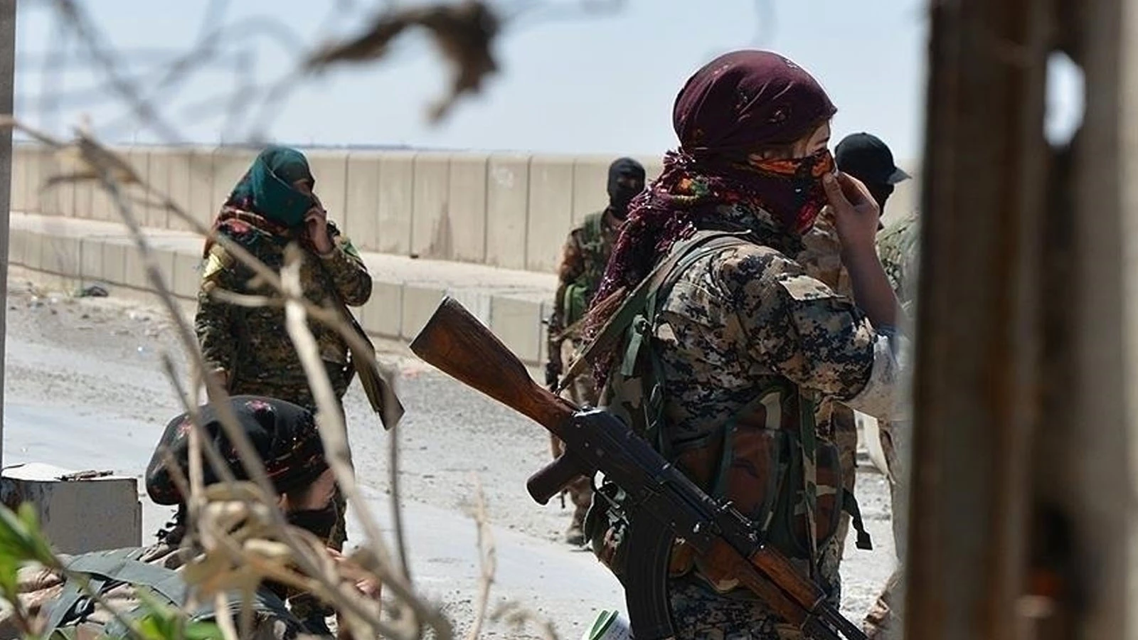 PKK/YPG'li teröristler Halep kent merkezinden çekilmeye başladı