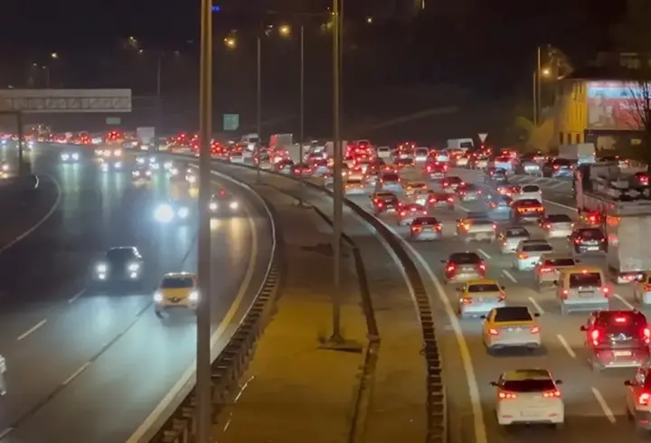 TEM'de zincirleme kaza! FSM girişinde trafik kilitlendi