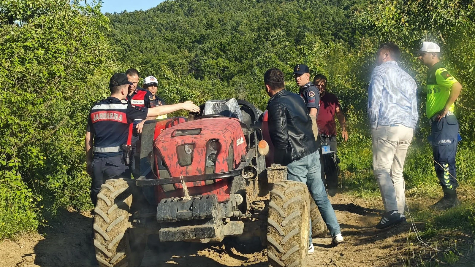 Babasının kullandığı traktörün altında kalan küçük Nur, ağır yaralandı