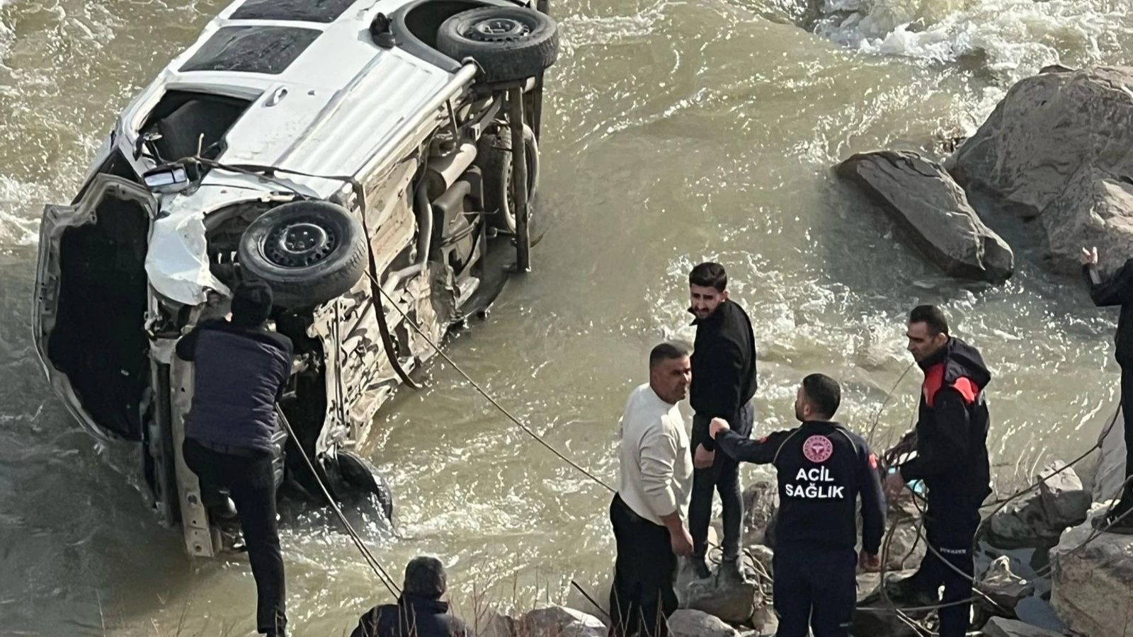 Zap Suyu'na düşen hafif ticari aracın sürücüsü öldü, oğlu yaralı