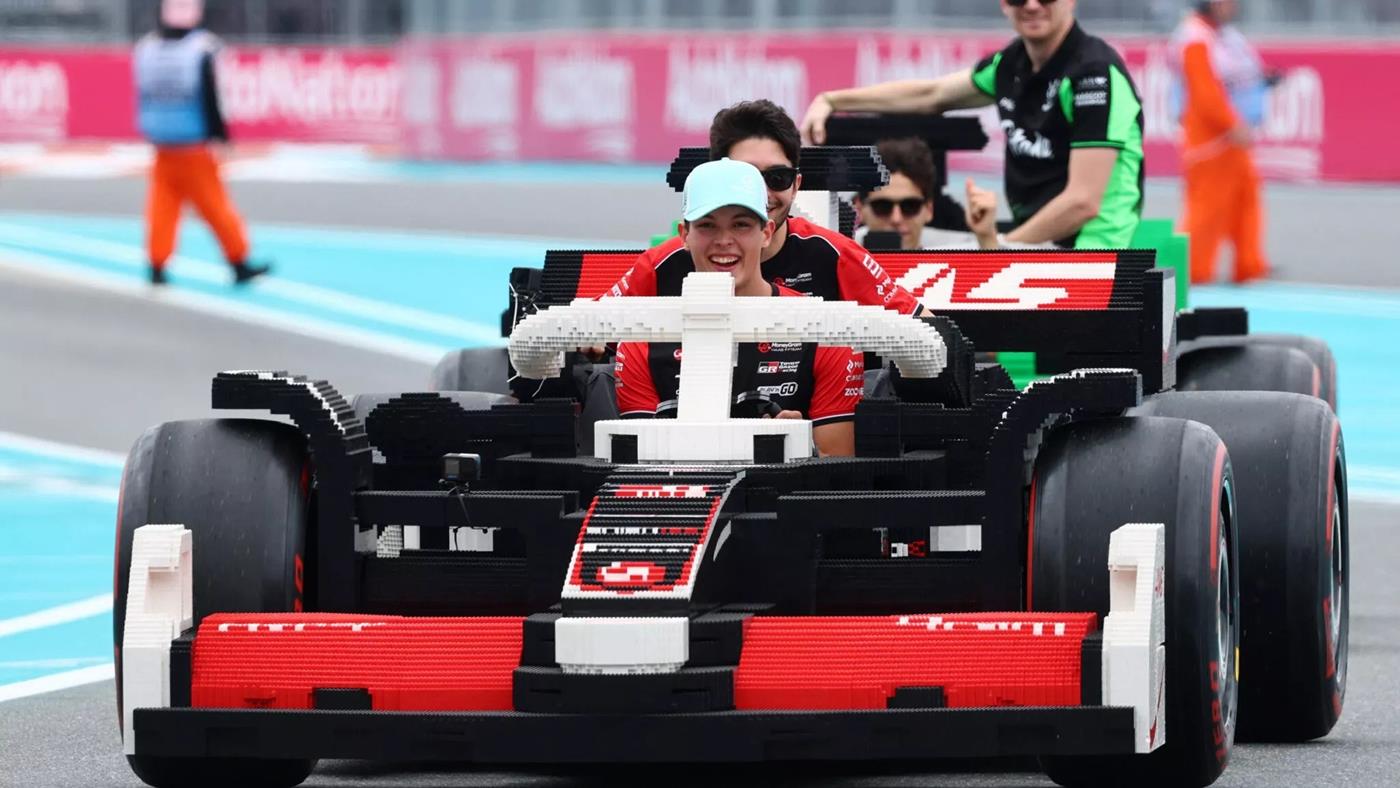 Formula 1 pilotları bu kez LEGO araçlarla yarıştı: İşte eğlenceli anlar