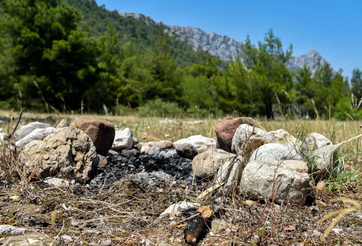 Ormanlarda yangın riski; gelişigüzel cam şişe atıp, ateş yakmışlar