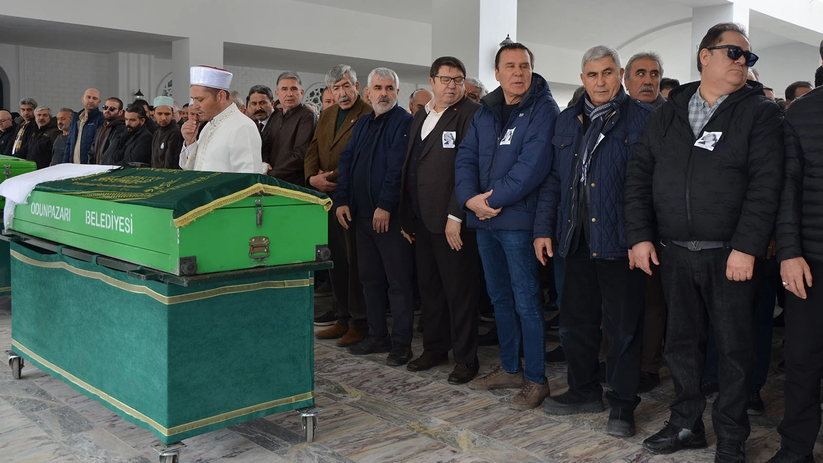 Ünlü sanatçının acı günü! Ölü bulunan ablası toprağa verildi