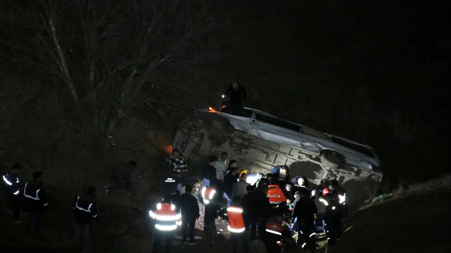 Maden işçilerini taşıyan servis devrildi. 2 kişi öldü, 10 kişi yaralandı