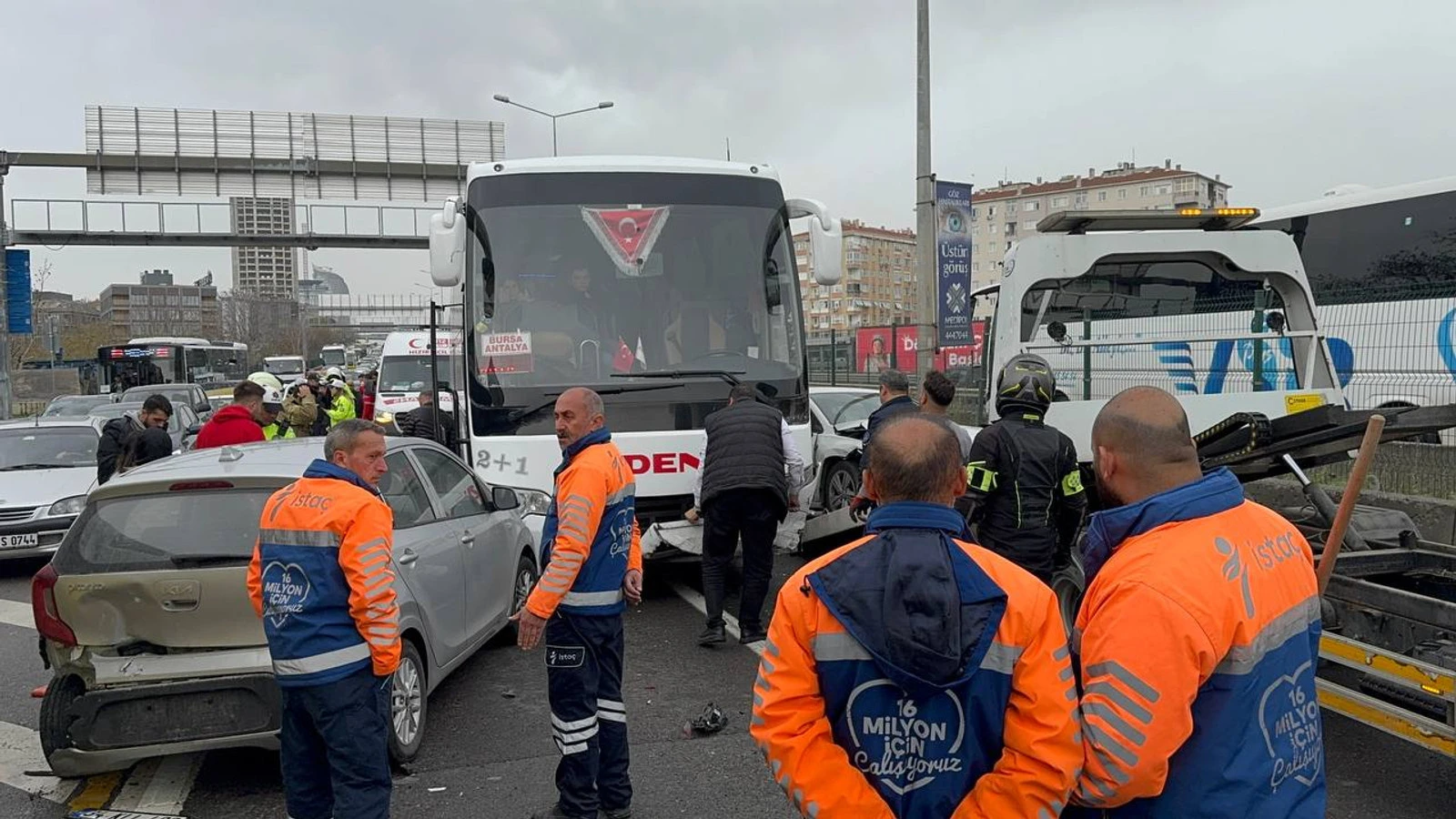 Üsküdar'da zincirleme trafik kazasında 3 kişi yaralandı