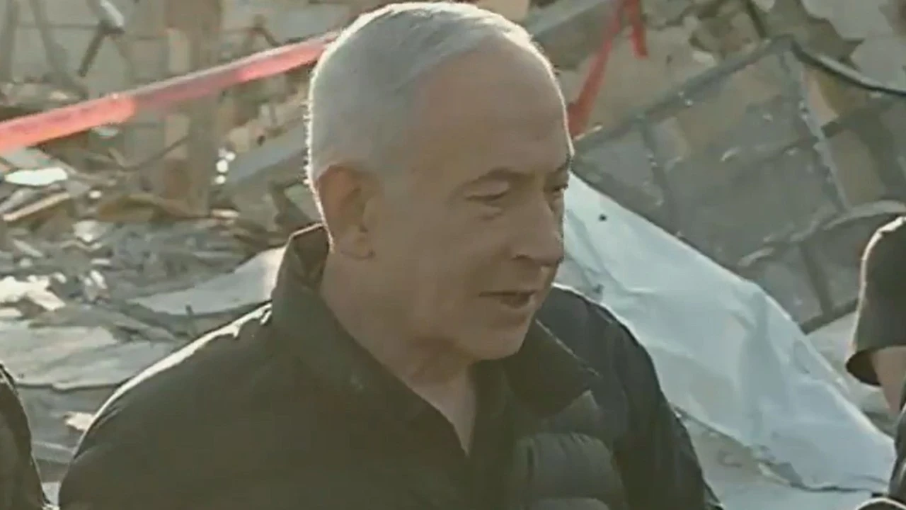 Netanyahu vurulan ofisinin enkazında gövde gösterisi yaptı
