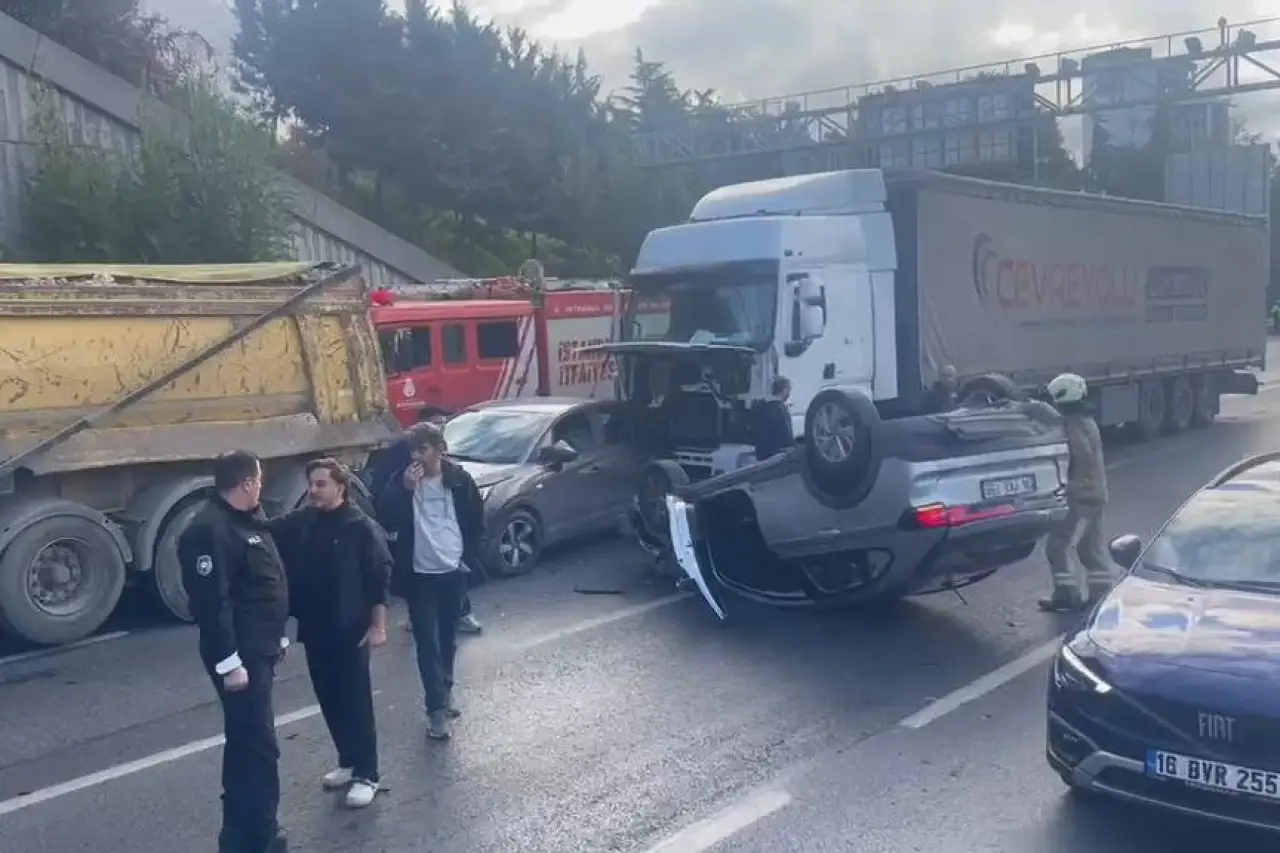 Bağcılar'da Zincirleme Kazada 2 Kişi Yaralandı