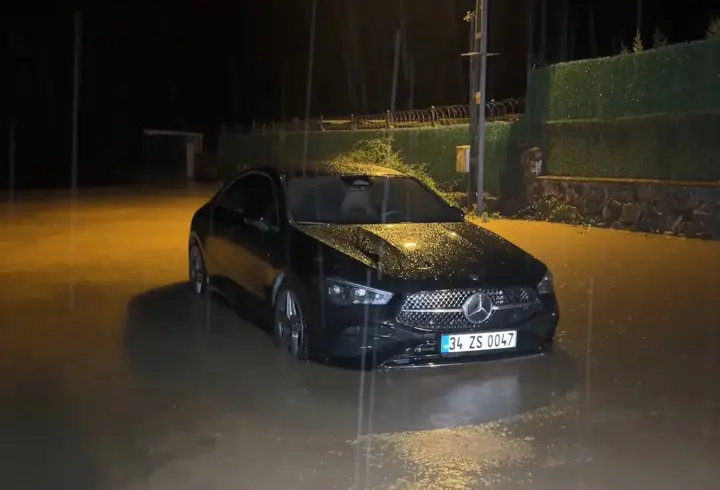 Şile’de Sağanak Nedeniyle Otomobilde Mahsur Kalan 2 Kişi Kurtarıldı