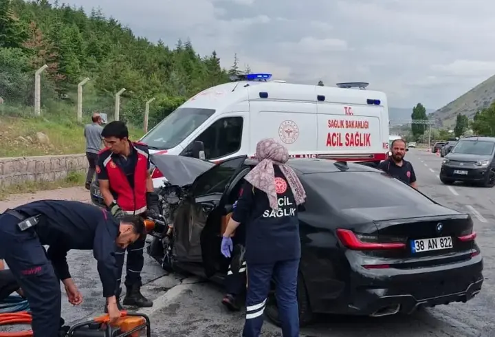 Kayseri'de iki otomobil çarpıştı: 2 ölü, 1 yaralı