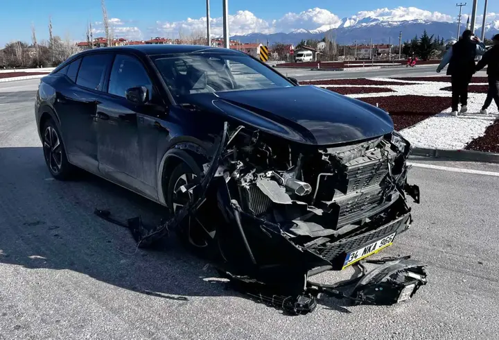 Otomobiller kavşakta çarpıştı: 1 yaralı