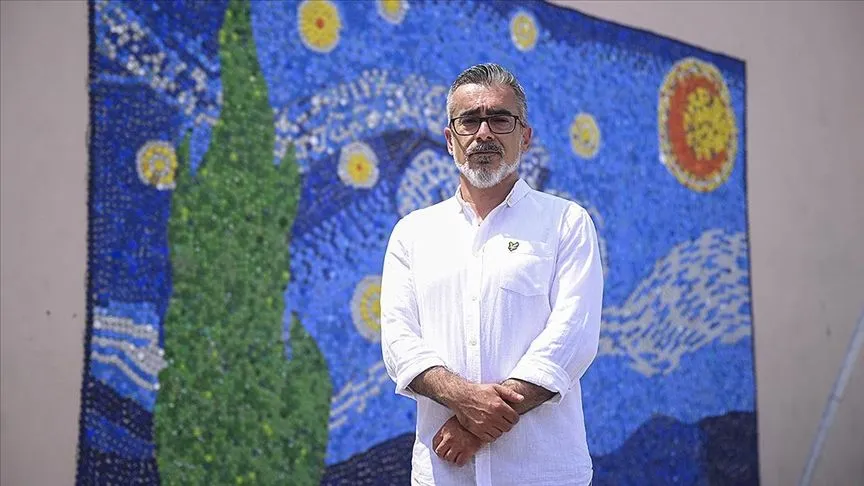 Karani öğretmen, topladığı kapakları Vincent van Gogh'un tablosuna dönüştürdü
