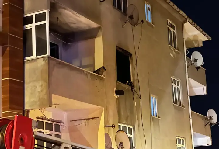 İstanbul - Sancaktepe’de 3 katlı binada yangın: 1 yaralı 