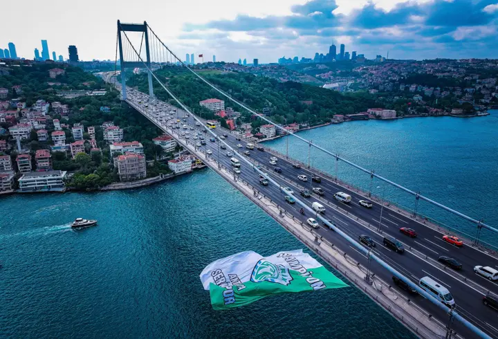 Serik Spor bayrağı FSM Köprüsü'ne asıldı