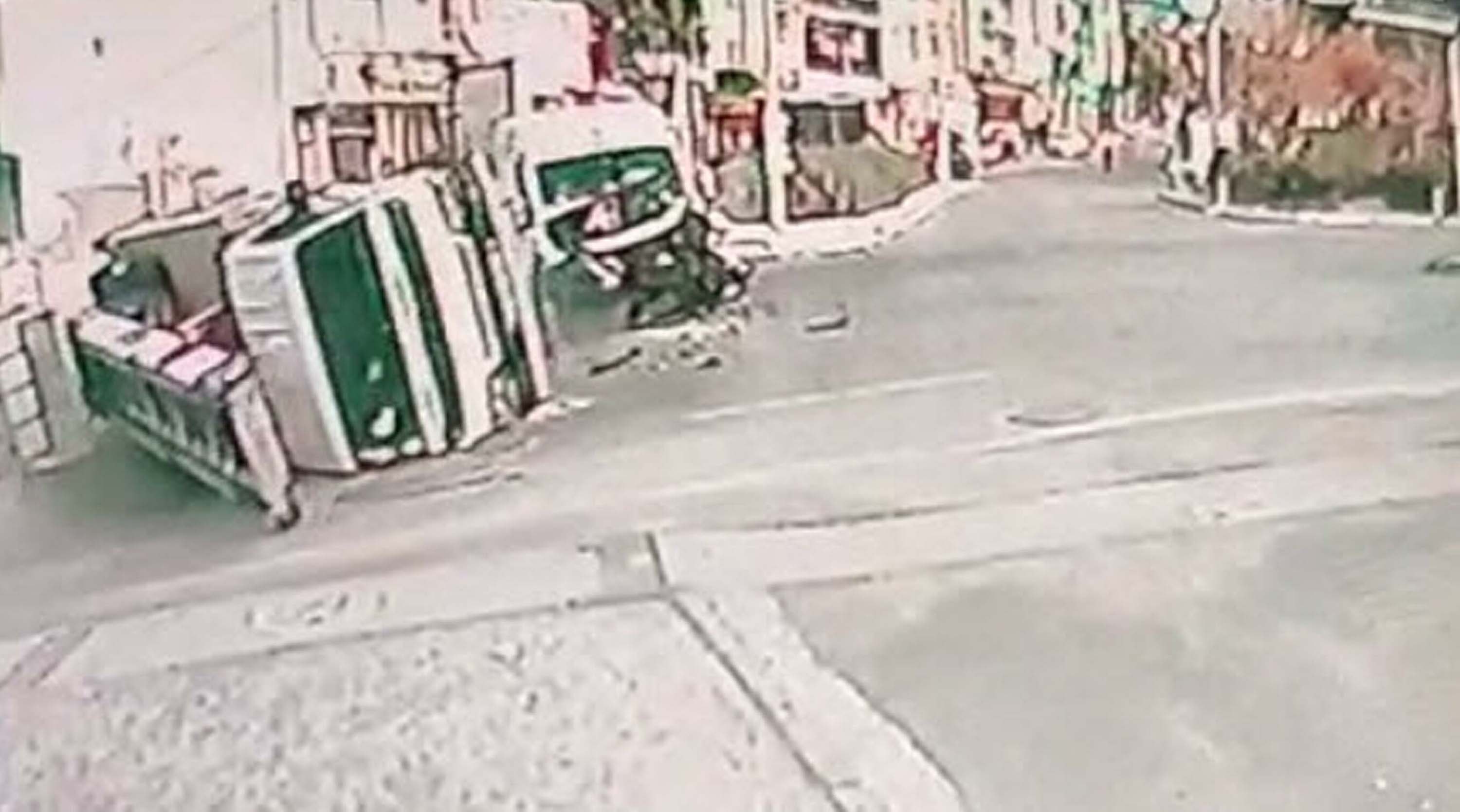 Otomobil, minibüs ve kamyonete çarptı: Şans eseri ölen olmadı