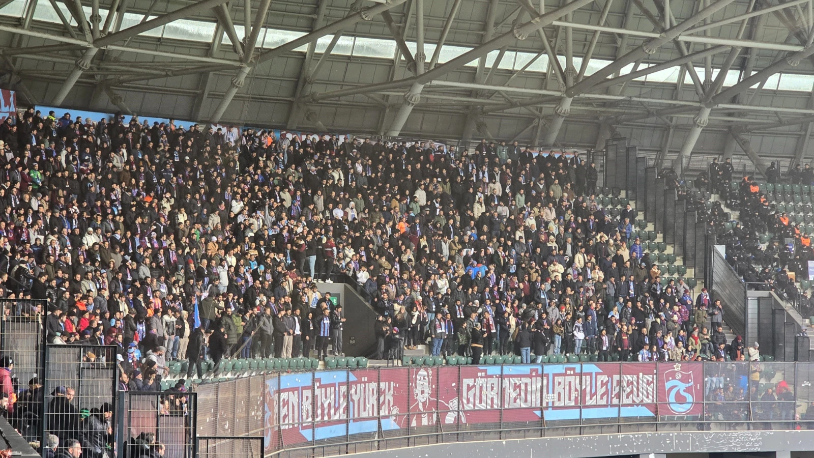 Trabzonsporlu taraftarlar, Kocaeli'de takımını yalnız bırakmadı