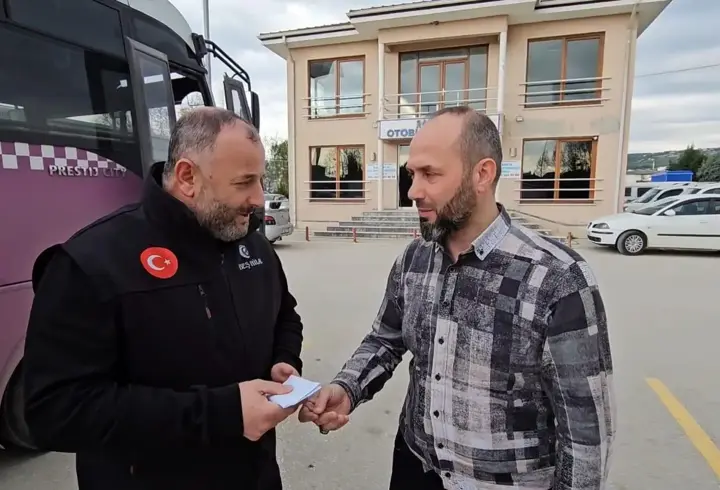 Şoför, bulduğu 200 bin liralık çantayı sahibine ulaştırdı