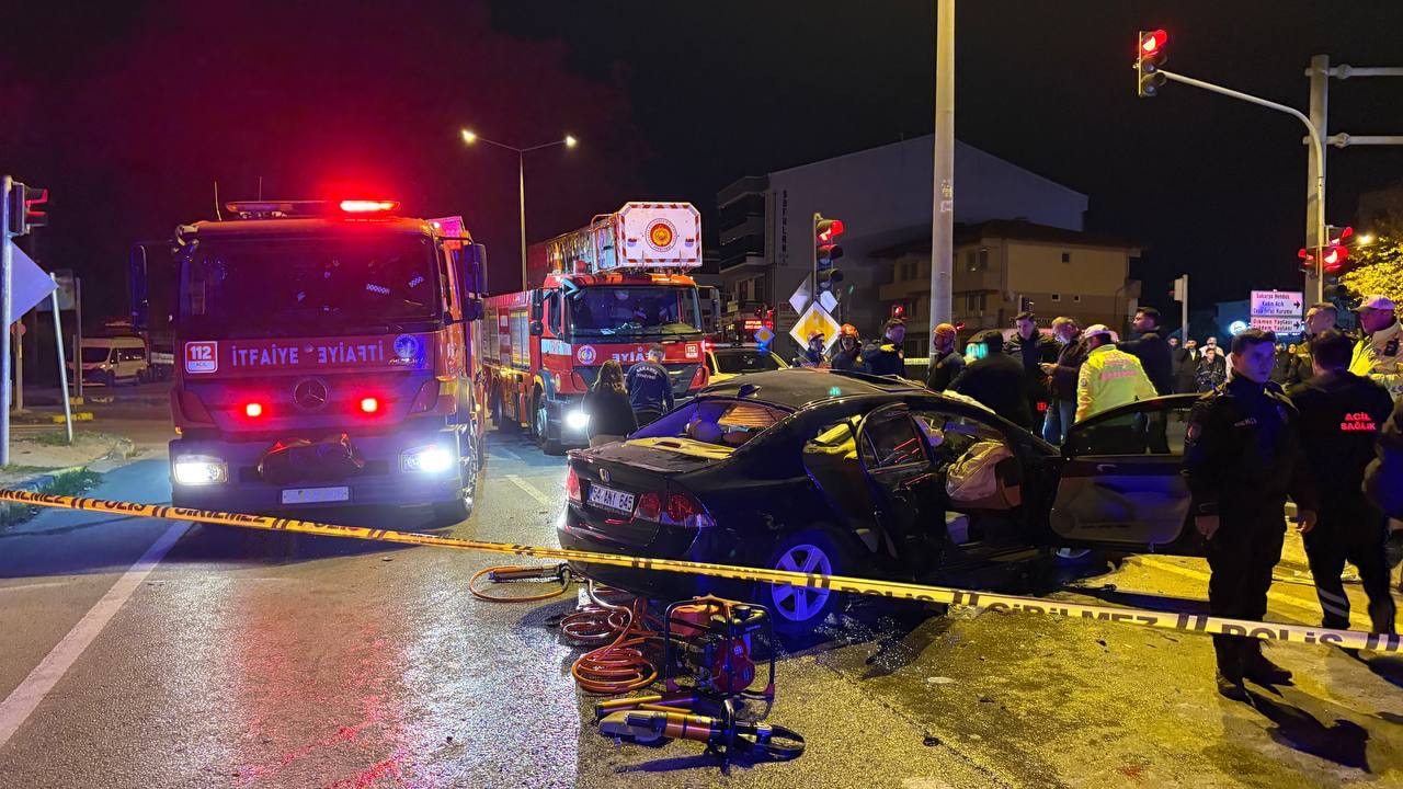Sakarya’da iki otomobil çarpıştı: 1 ölü, 2 yaralı
