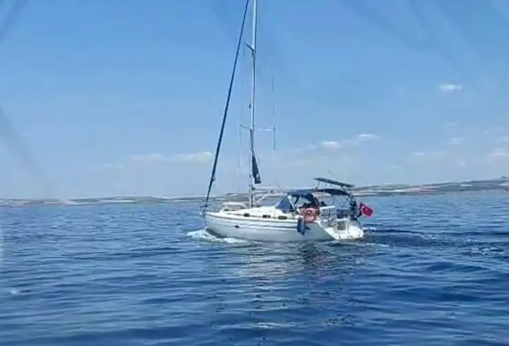 Yelkenli teknede 52 kaçak göçmen ile 2 organizatör yakalandı