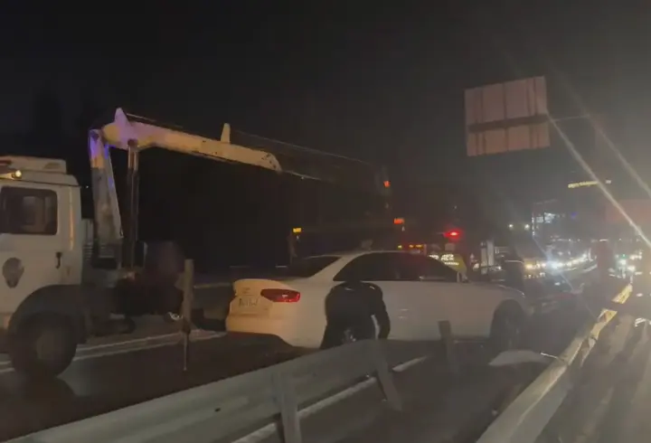 İstanbul - Bakırköy'de otomobil bariyerlere çarptı: 2 yaralı 