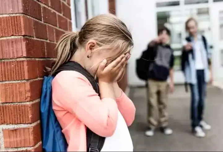 Masum bir şaka demeyin! Akran zorbalığıyla çocukların psikolojisini yerle bir ediyor...