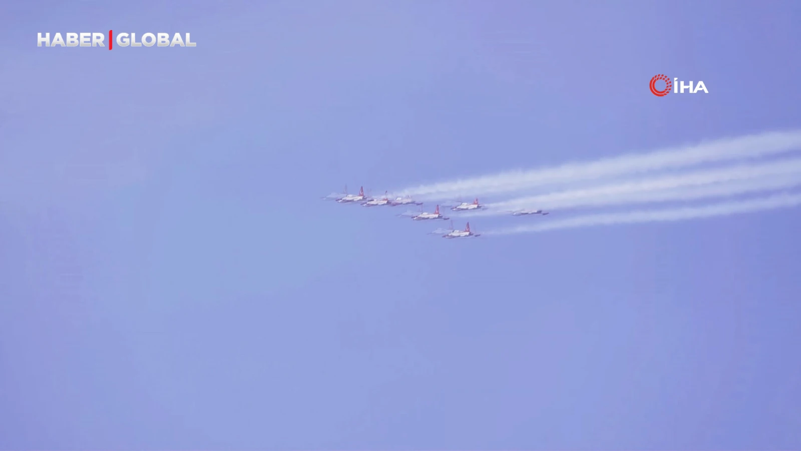 SOLOTÜRK ve Türk Yıldızları Akrobasi Timi'nden KKTC'de selamlama uçuşu