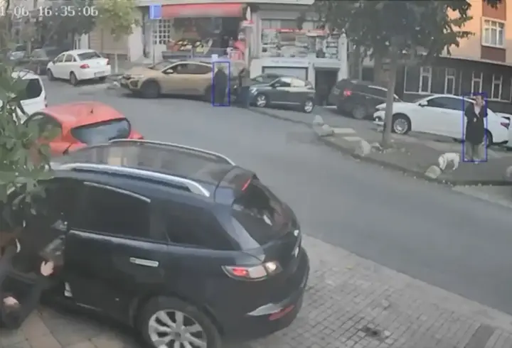 İstanbul - Kağıthane’de düştüğü araç üzerinden geçip duvara sıkıştırdı: Sinema gibi