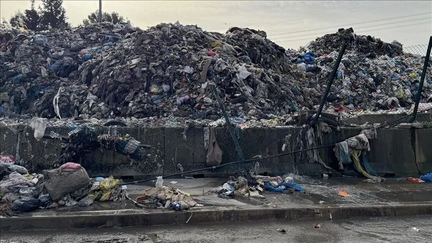 İzmir Buca'da şantiyedeki çöpler yağmur sularıyla yola dağıldı