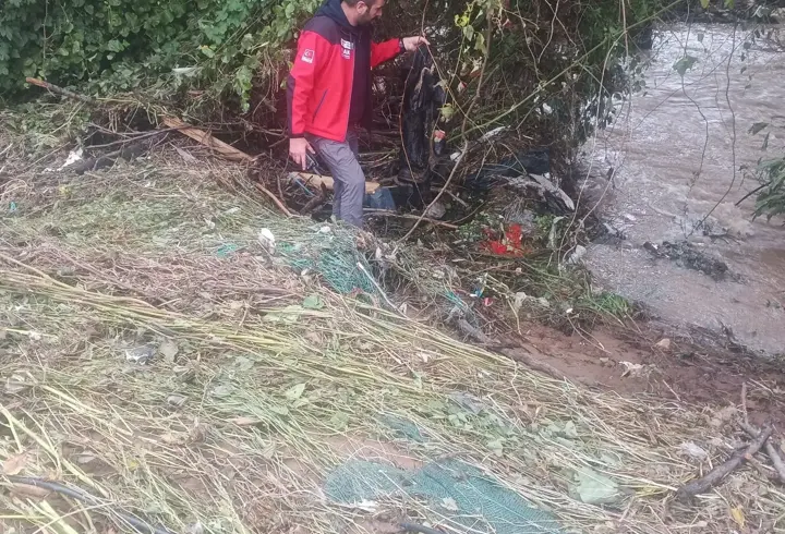 Dereye Düşen Cipin Sürücüsü Kurtuldu; 1 Ölü, Kayıp 1 Kişi Aranıyor/Ek Fotoğraflar