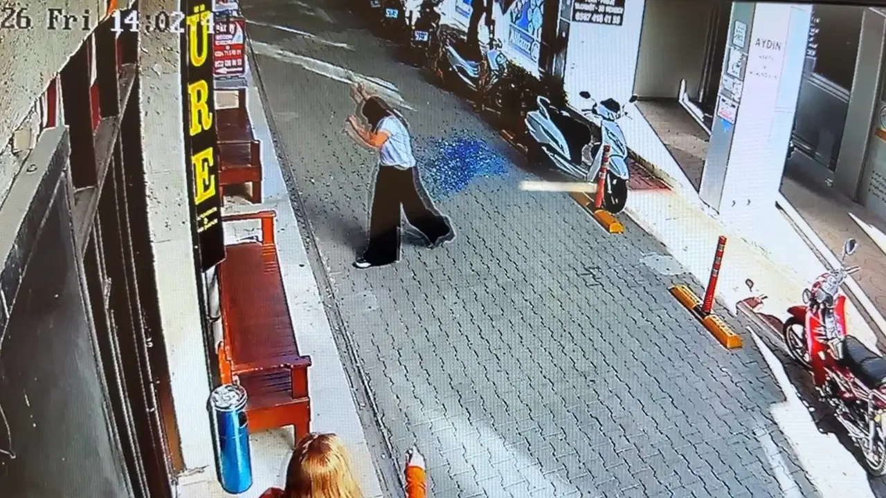 Mersin’de Faciadan Dönüldü: Cam, Sokaktaki Kadının Yanına Düştü