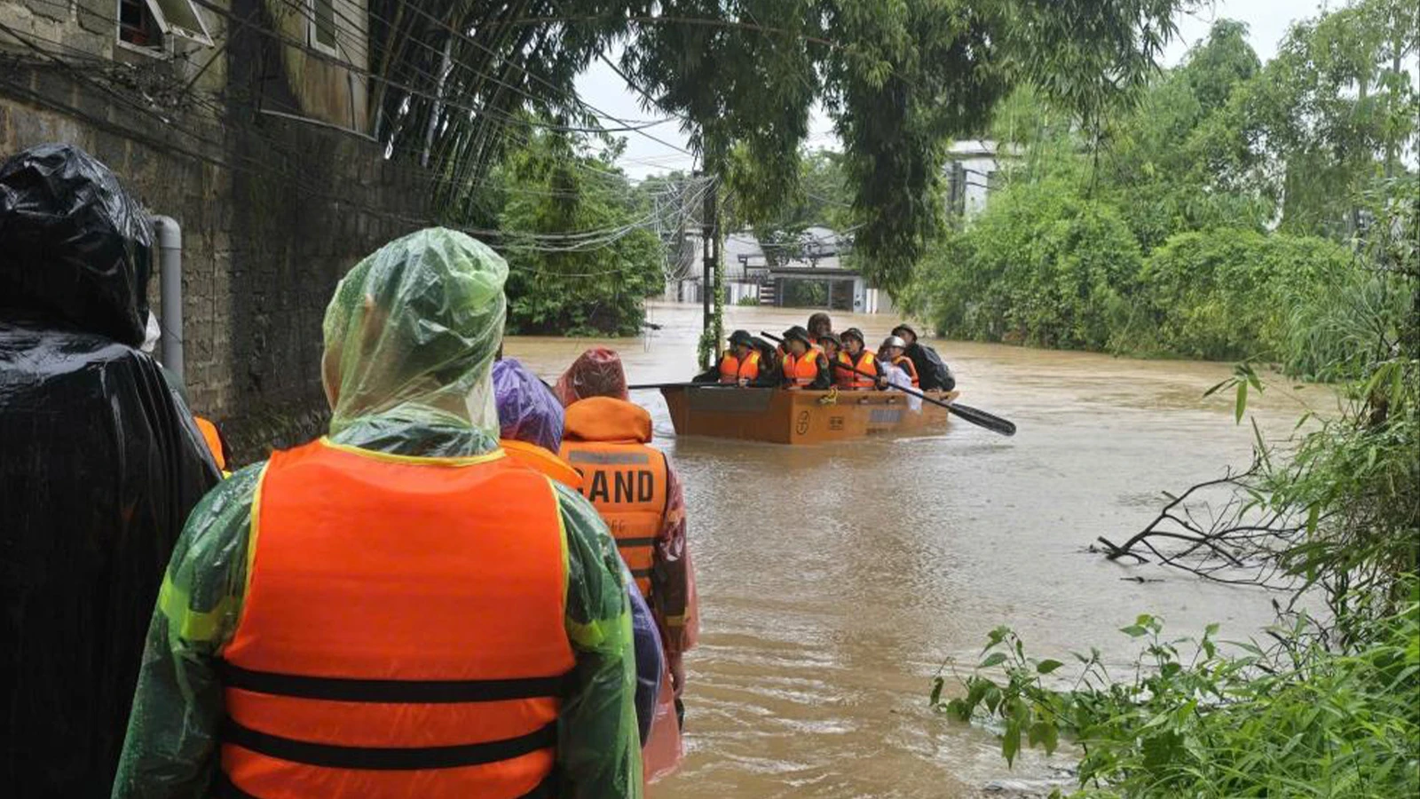 Vietnam’da Matmo Tayfunu etkili oldu: 8 ölü, 5 yaralı