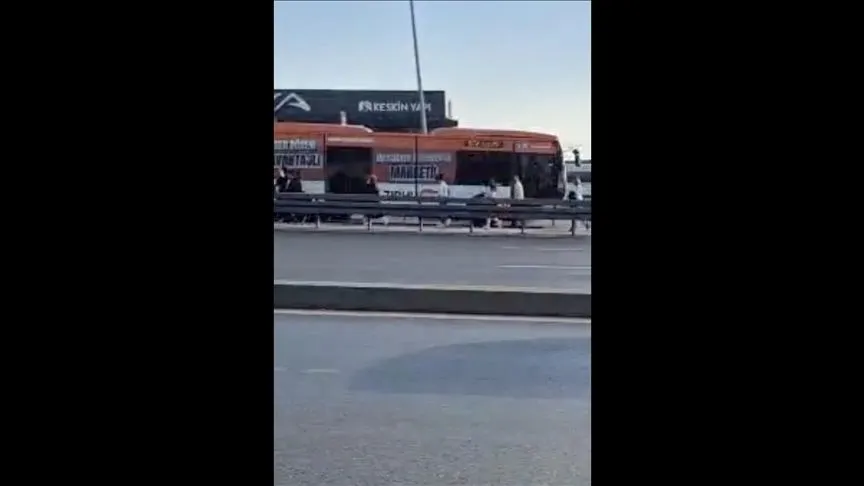 Avcılar'da arızalanan metrobüsün yolcuları bir sonraki durağa yürüdü 