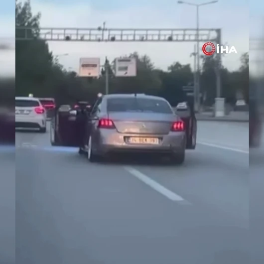 Bursa'da Trafikte Tehlikeli Yolculuk: Hareket Halindeyken Otomobilin Kapılarını Açtılar
