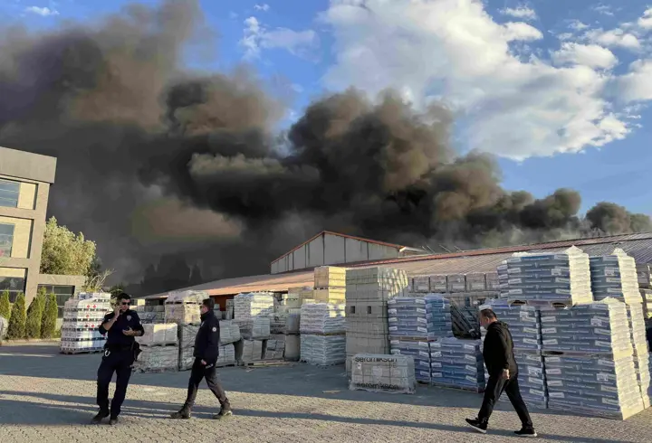 Erzurum’da terlik fabrikasının hammadde deposunda yangın