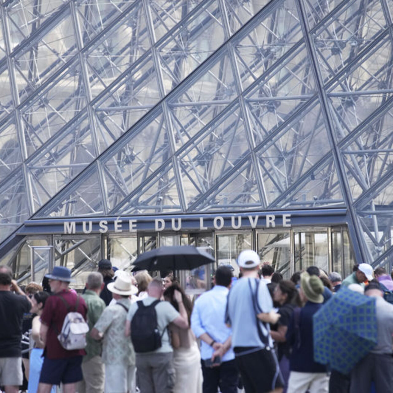 Louvre Müzesi'nde hırsızlık