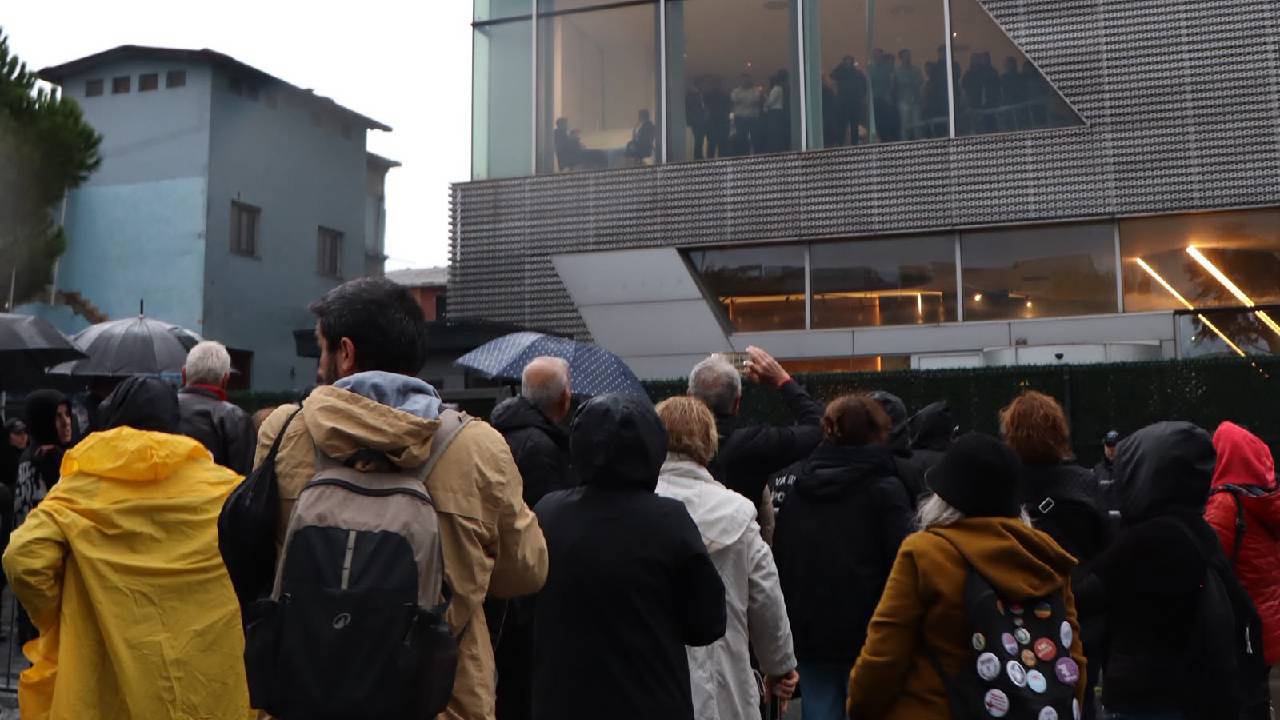 Halk, Halk TV'ye sahip çıkmak için sağanak yağış altında toplandı