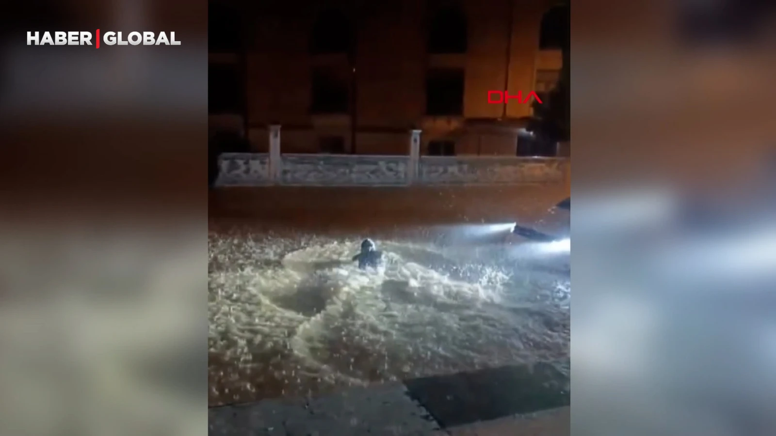 Mardin'de sağanakta göle dönen sokakta böyle yüzdü