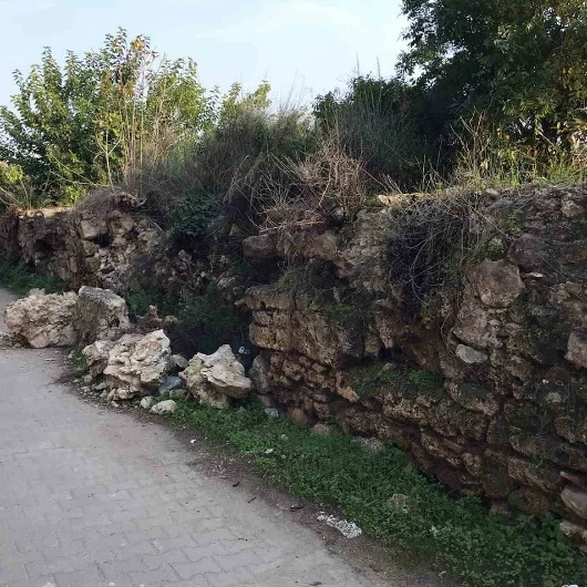 İznik’te 2 Bin Yıllık Su Kemerinin İçler Acısı Hali: İlgisizlikten Çökmeye Başladı