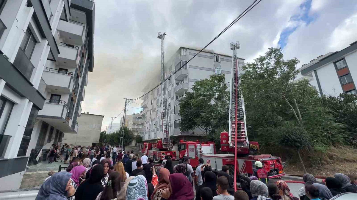 Avcılar'da Çatı Yangını Komşu Binaya Sıçradı