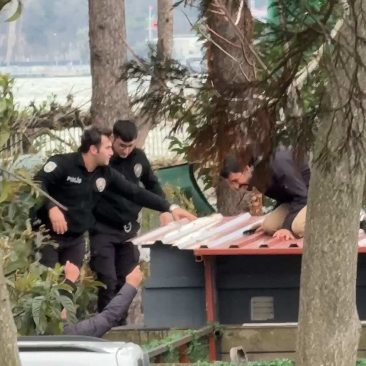 Kafeteryada ölü bulundu! Yakınları çatıya çıktı!