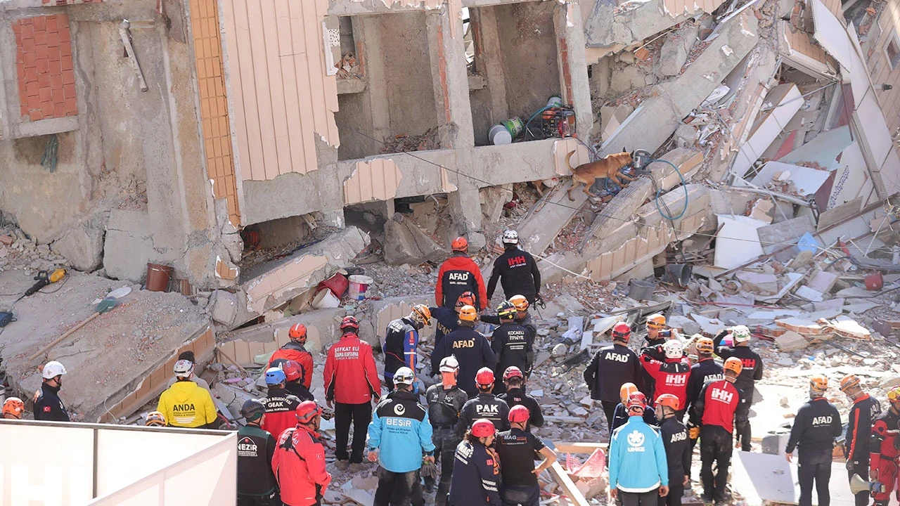 Gebze'de enkaz altında iki cansız beden çıkarıldı